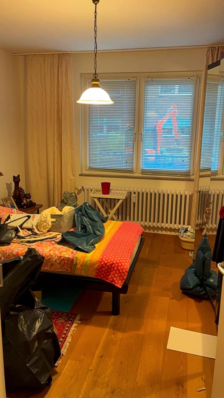 Schlafzimmer vor der Entrümpelung in Oldenburg mit Möbeln, Bett und Hausrat