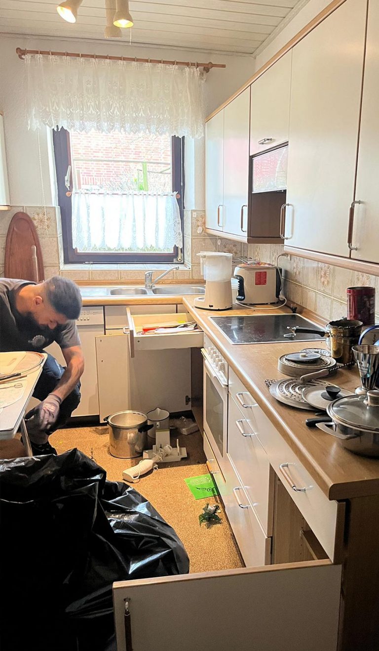 Entrümpelung Vegesack – Küchenbereich während der Räumung im Einsatz