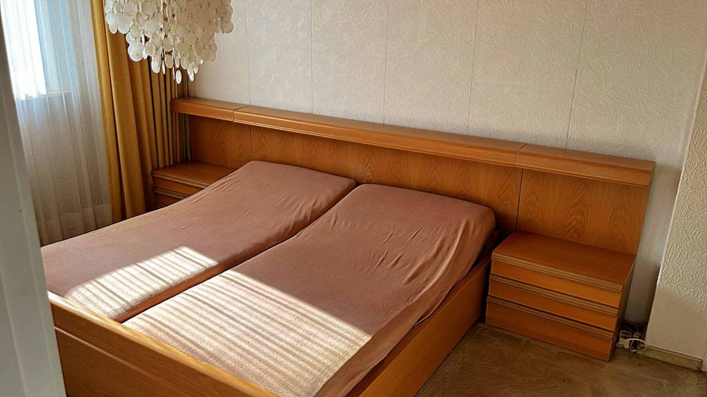 Haushaltsauflösung Ritterhude – Schlafzimmer mit Bett vor der Entrümpelung