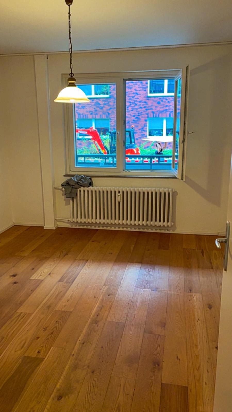 Besenrein geräumtes Schlafzimmer nach Entsorgung