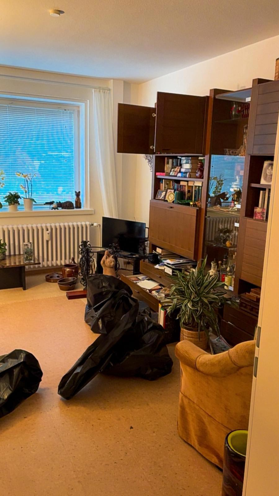 Wohnzimmer vor der Haushaltsauflösung in Stuhr mit Möbeln und persönlichen Gegenständen