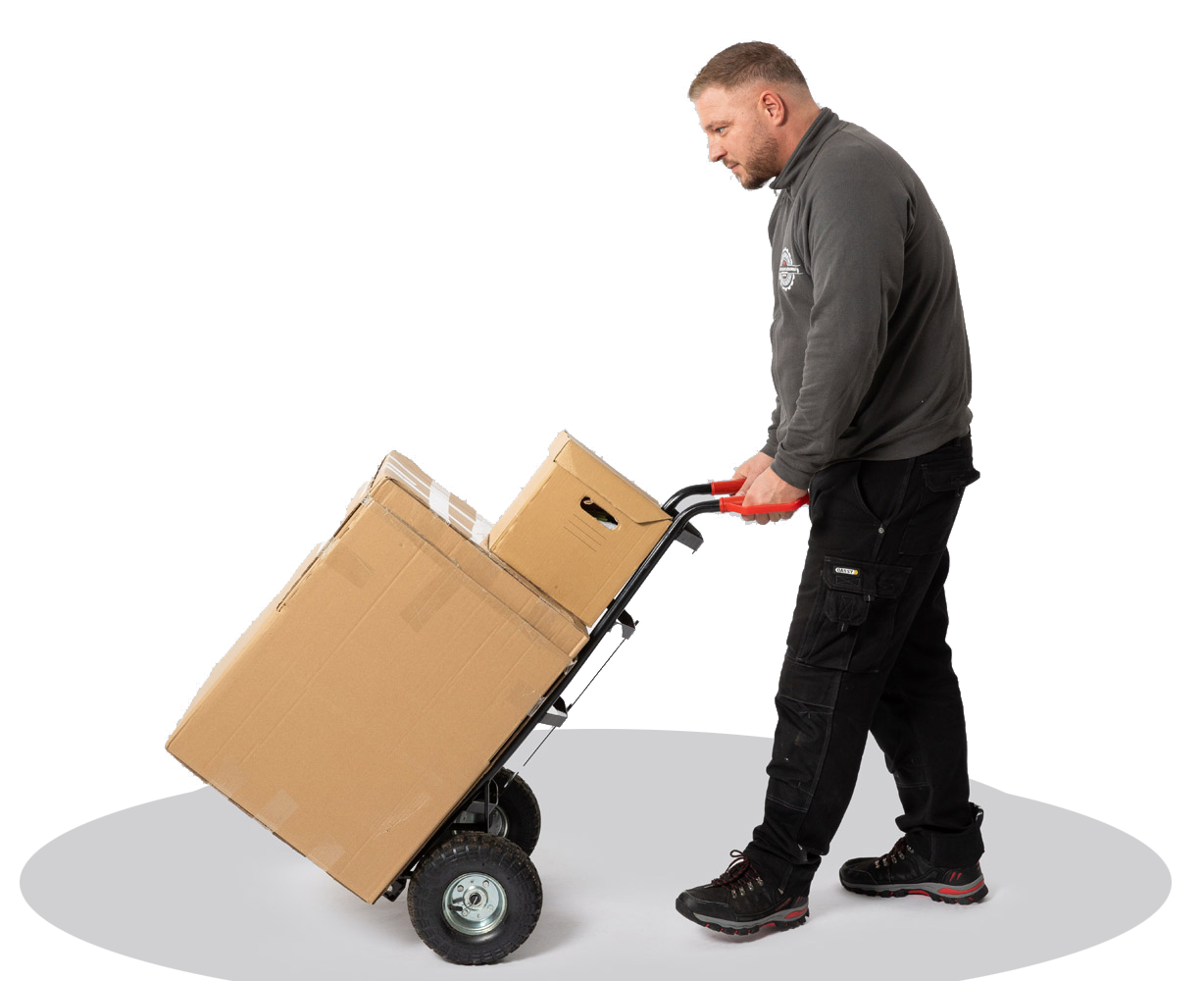 Mitarbeiter der Bremer Helden bei einer Haushaltsauflösung in Stuhr mit Transportkarre und Kartons