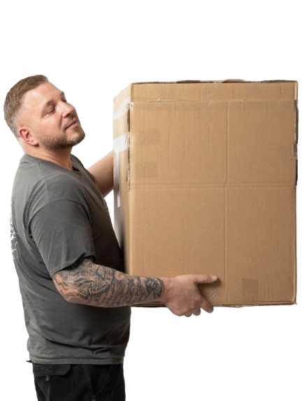 Mitarbeiter einer Entrümpelungsfirma trägt Karton bei Haushaltsauflösung in Delmenhorst