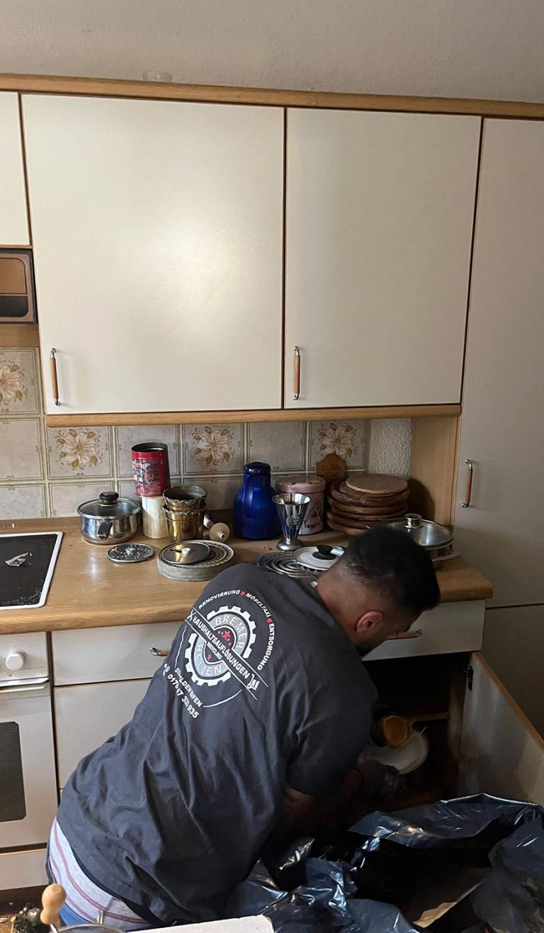 Küchenentrümpelung Vegesack – Ausbau von Küchenschränken während der Haushaltsauflösung